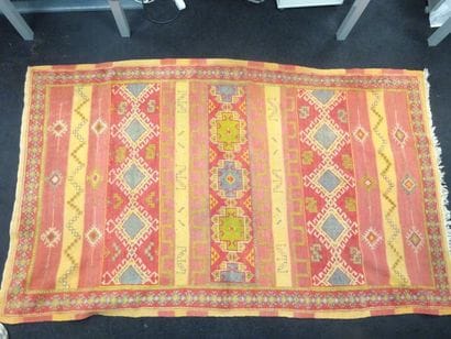 Tapis en laine à motifs géométriques.

Bordures...