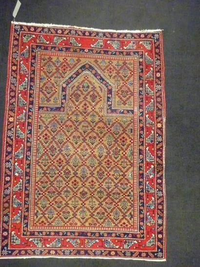 IRAN

Tapis de prière en laine à décor de...