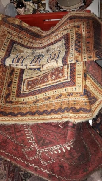Deux petits tapis :

- un de prière à bordure...