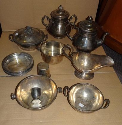 Lot de pièces de forme en métal argenté....