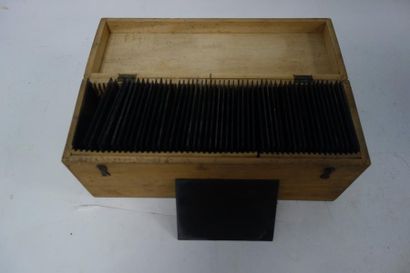 Coffret en bois contenant 76 plaques de verre...