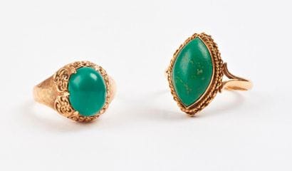 Deux bagues ornées de cabochons de turquoises...