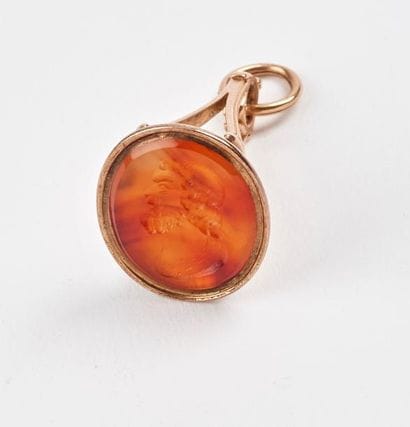Petit cachet en pendentif en or jaune (583)...