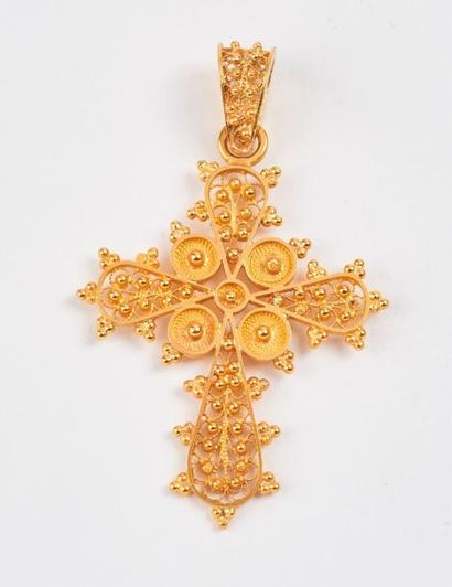 Pendentif croix en or jaune (750) ajouré.

Travail...