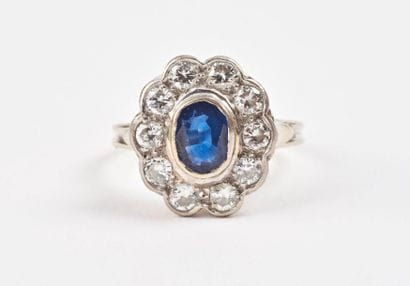 Bague marguerite en or blanc (750) centrée...
