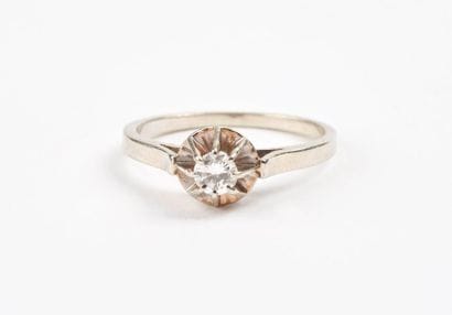 Bague solitaire en or gris (750) ornée d'un...