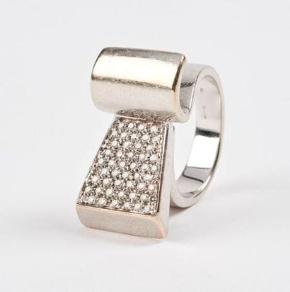 Bague en or gris (750) à motif de livre ouvert...