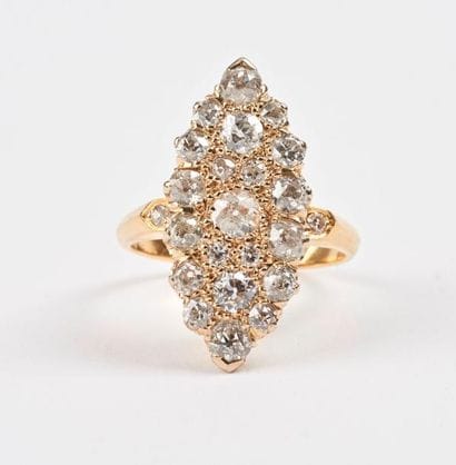 Bague marquise en or jaune (750) pavée de...