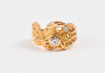 Bague en or jaune (750) figurant un aigle...