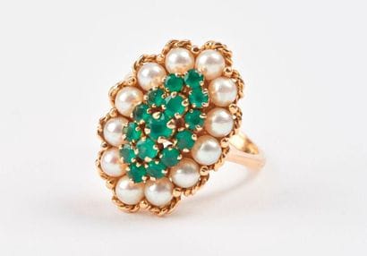 Bague forme marquise en or jaune (750) sertie...