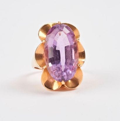 Bague en or jaune (750) ornée d'une améthyste...