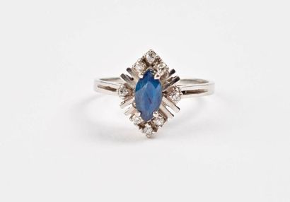 Petite bague marquise en or jaune (750) rhodié...