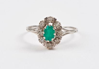 Bague marguerite en or gris (750), centrée...