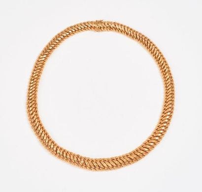 Collier en or jaune (750) à maille américaine....