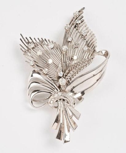 Broche en or gris (750) figurant un bouquet...