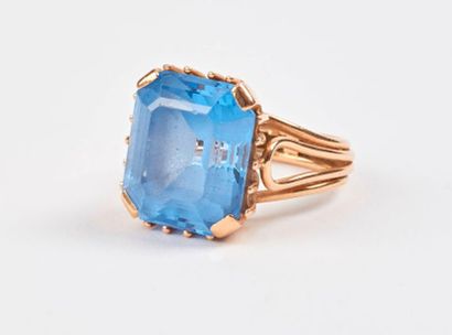 Bague en filins d'or jaune (750) centrée...