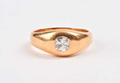 Bague jonc en or jaune (750) ornée d'un diamant...