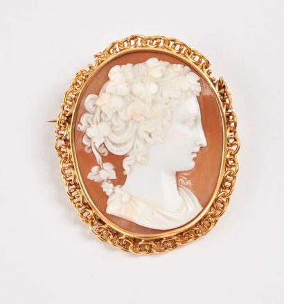 Broche en or jaune (750) ornée d'un camée...