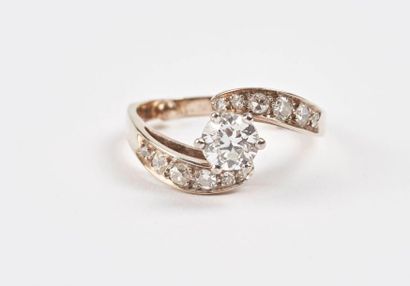 Bague en or gris (750) centrée d'un diamant...