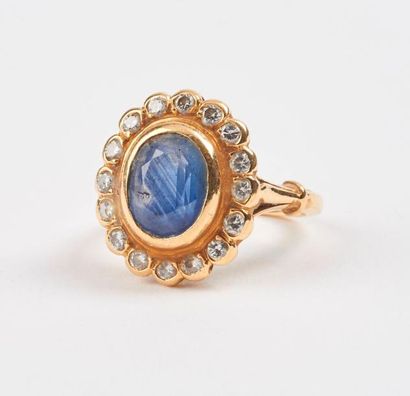 Petite bague marguerite en or jaune (750)...