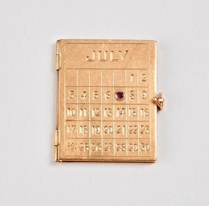 Débris de pendentif en forme de calendrier...