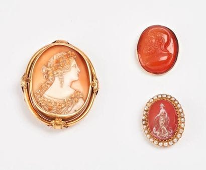 Lot de débris de broches camées sur agate...