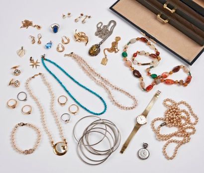 Lot de bijoux de fantaisie dans un coffret...