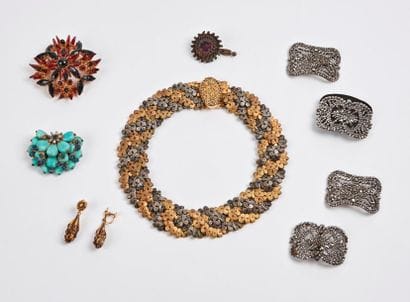 Lot de bijoux de fantaisies divers en métal...