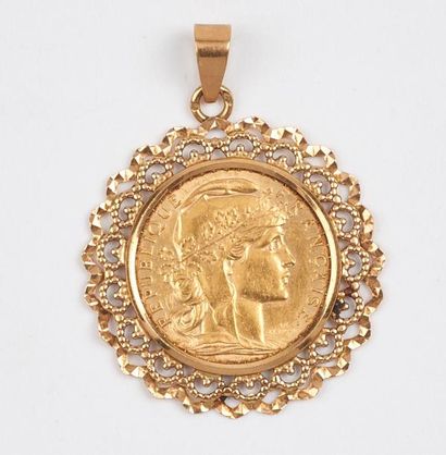 Pendentif en or jaune (750) centré d'une...