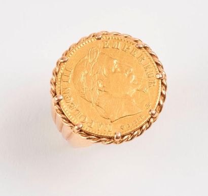 Bague chevalière en or jaune (750) ornée...