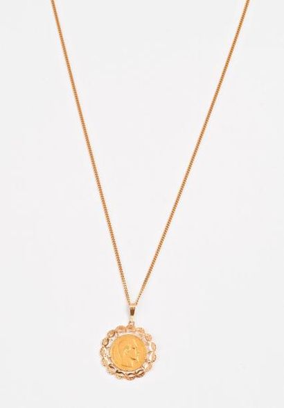 Pendentif médaillon en or jaune (750) ajouré...
