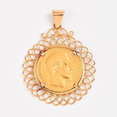 Pendentif médaillon en filins d'or jaune...