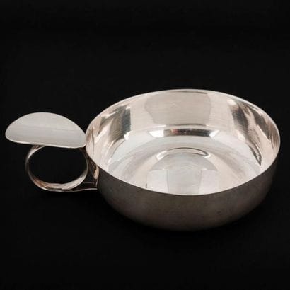 Tasse à vin en argent (950) uni, modèle à...