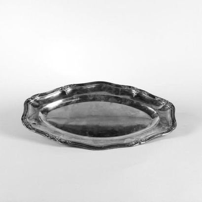 Plat ovale en argent (925) à bords contournés...