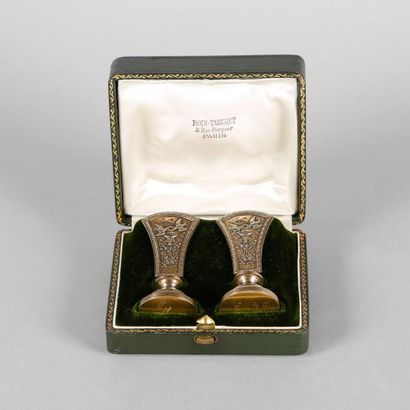 Deux porte-menus en argent (950) en forme...