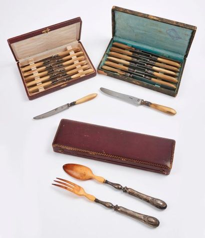 Lot comprenant :

- douze couteaux de table...