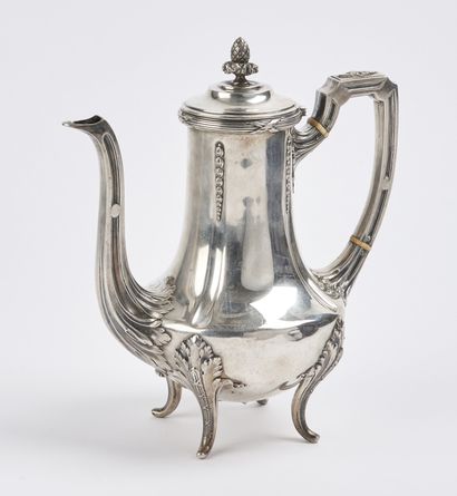 Cafetière en argent (950) quadripode.

Attaches...