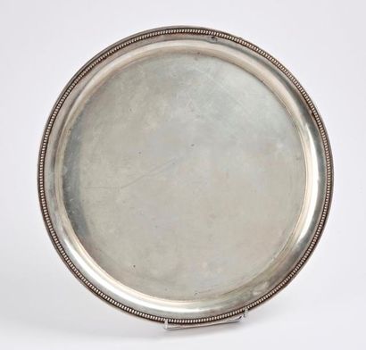 Plateau rond en argent (800) à décor de frise...