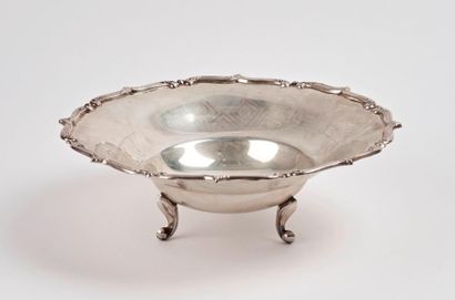 Coupe tripode à bord contourné en argent...