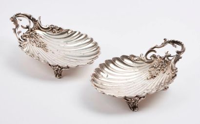 Deux coupes en argent (950) en forme de coquille,...