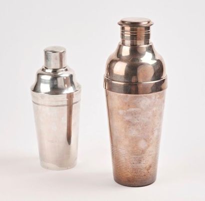 Deux shakers en métal argenté.

H. : 20 et...