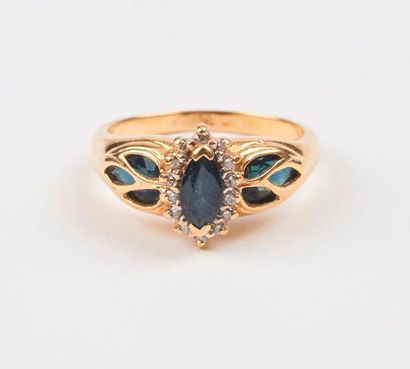 Bague en or jaune (750) centrée d'une pierre...