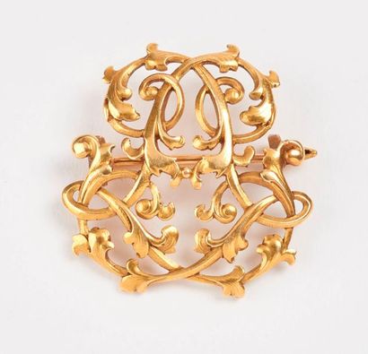 Broche en or jaune (750) à motifs ajourés...