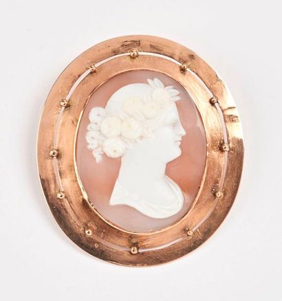 Broche ovale en or rose (585) formée d'un...