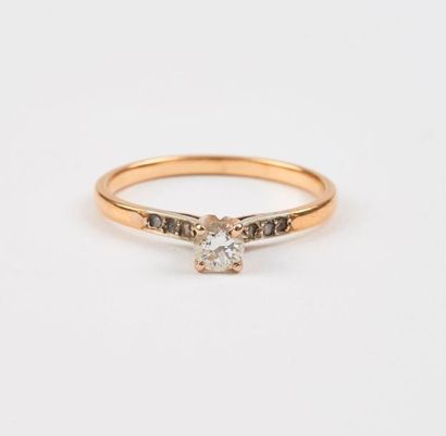 Bague solitaire en or jaune (750) et platine...