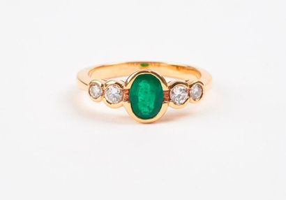 Bague en or jaune (750) centrée d'une émeraude...