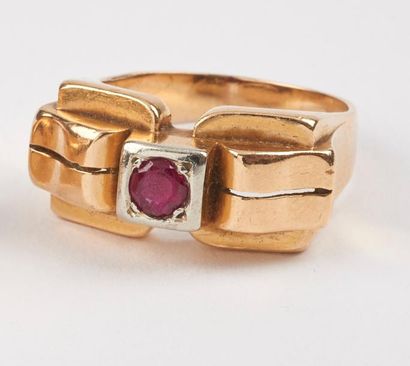 Bague en or jaune (750) centrée d'une pierre...