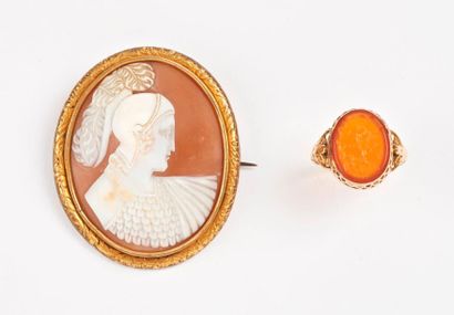 Bague chevalière en or jaune (750) ornée...