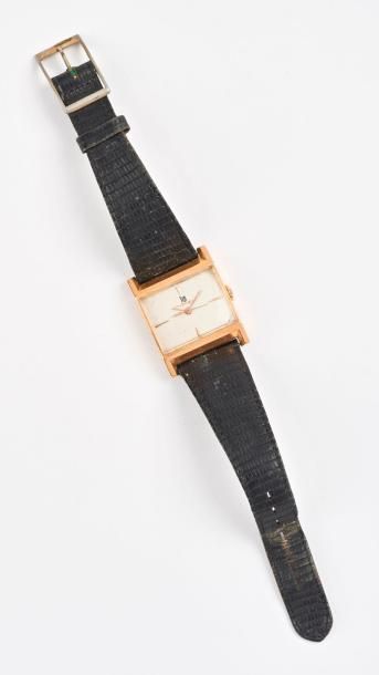 LIP


Montre bracelet d'homme.

Boîtier carré...