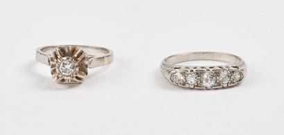 Bague solitaire en or gris (750) ornée d'un...